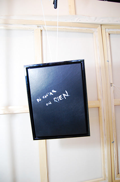 Framed art in black leather with text Du caviar ou rien